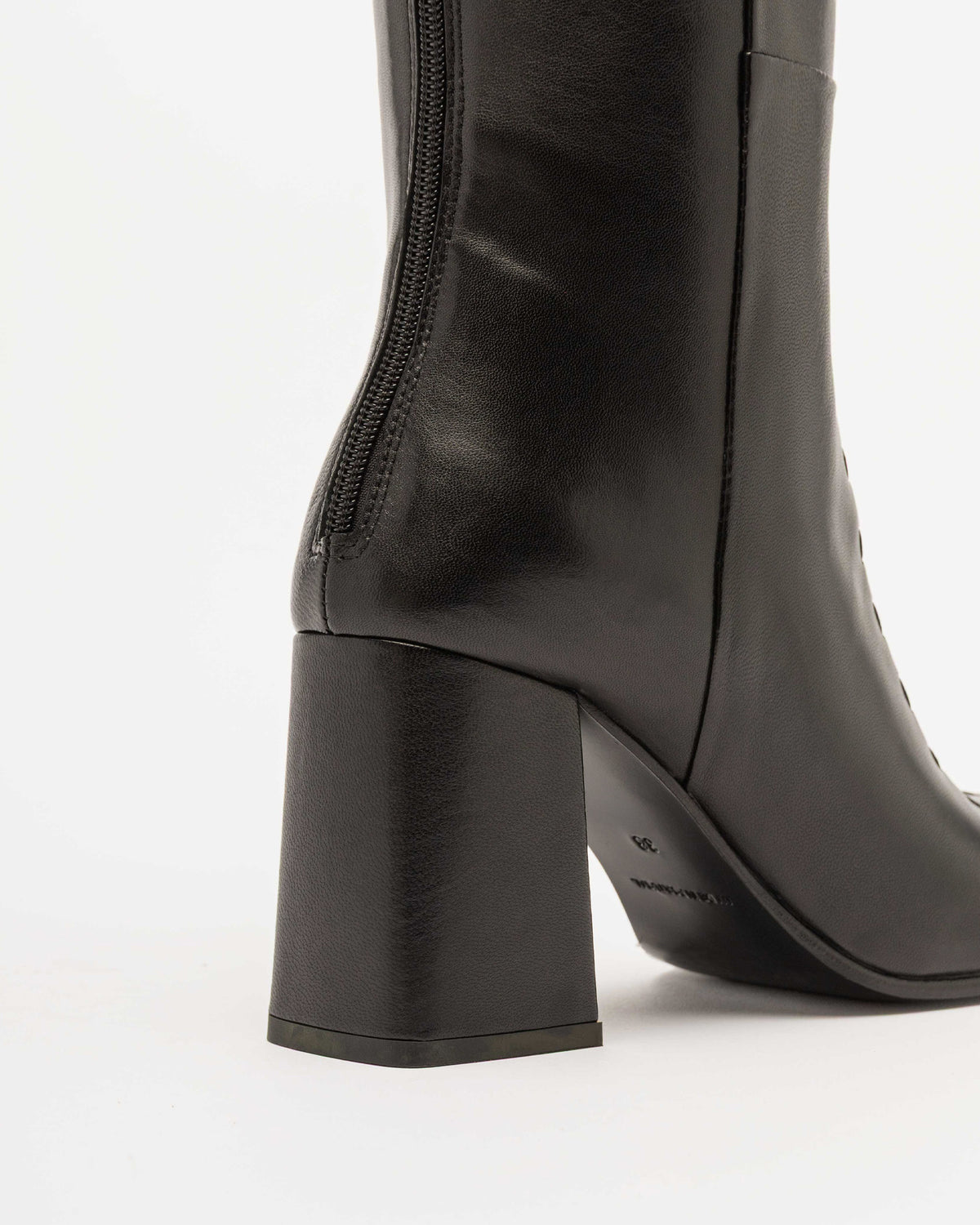 The Lab.yrinth A84 Black high-top boots