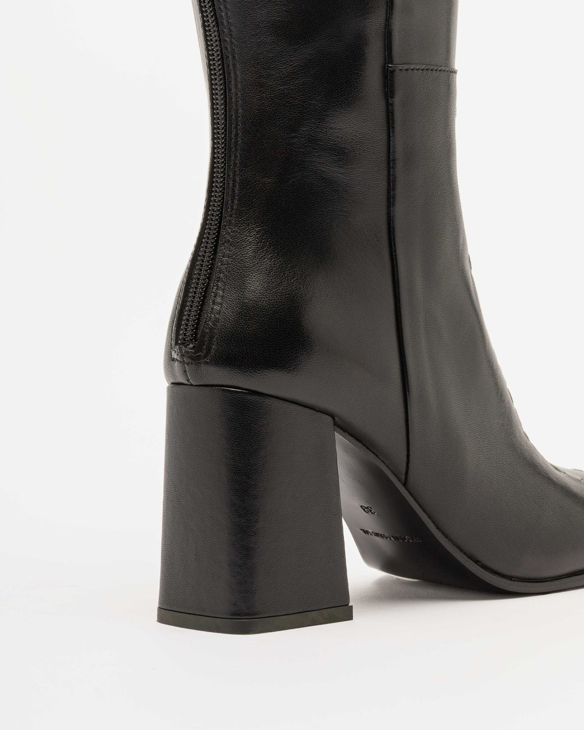 The Lab.yrinth A84 Black high-leg boots