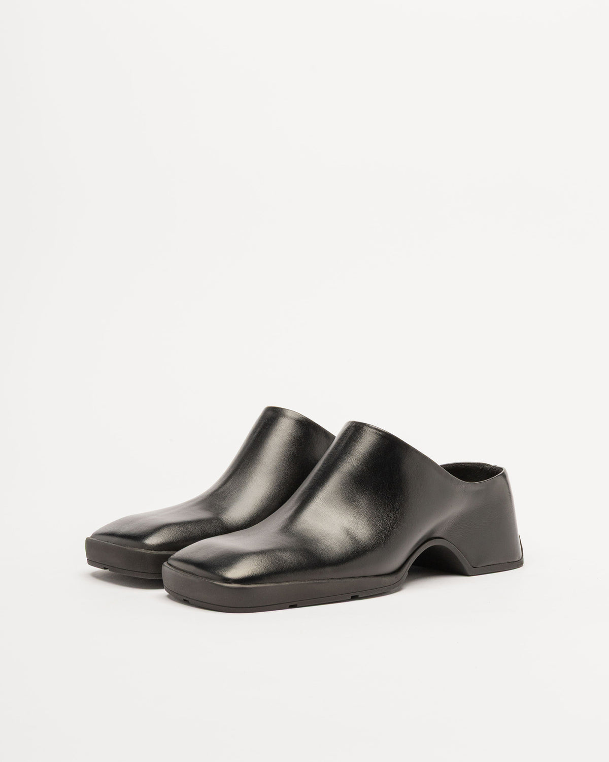 E8 by Miista AMOY Black Clogs