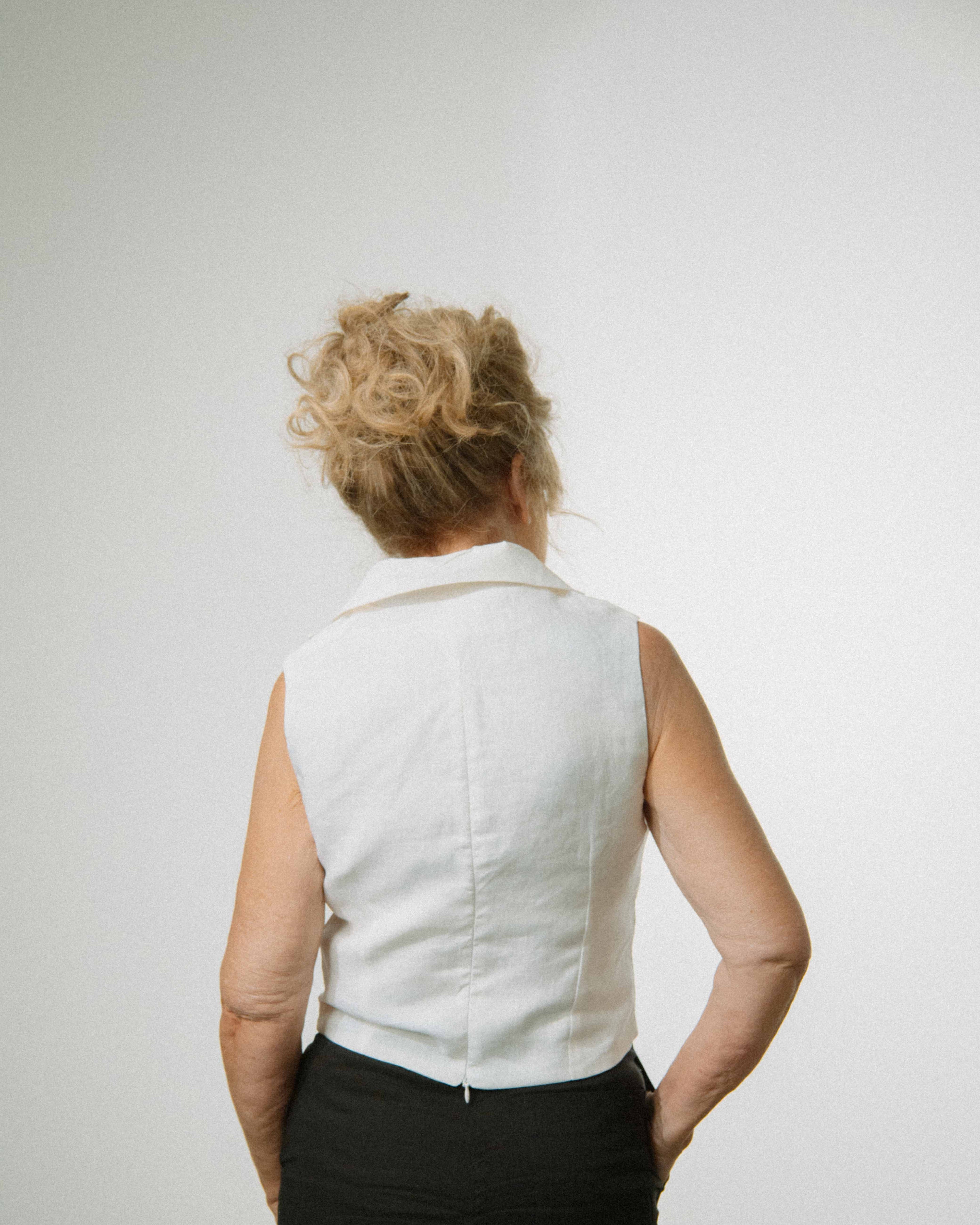 The Lab.yrinth COL1 White cropped linen vest